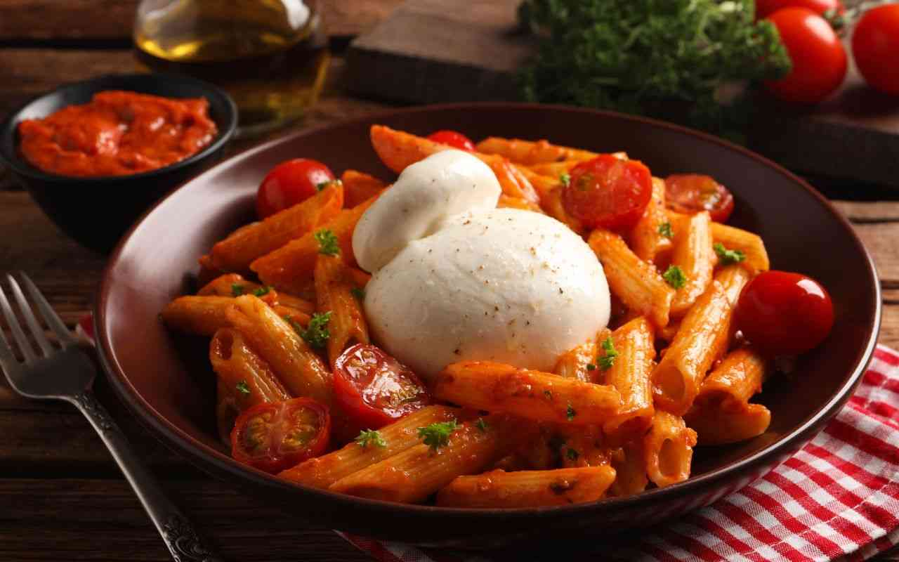 Burrata gives any dish, even a simple one, an extra touch, but if you add it to these creamy tomato pennette you don't know what you're eating!