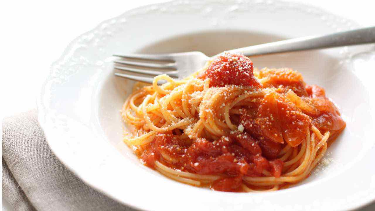 Spaghetti with datterino tomatoes, but what hours of cooking and boiled sauces, I'll make you the best first courses in 10 minutes - RicettaSprint