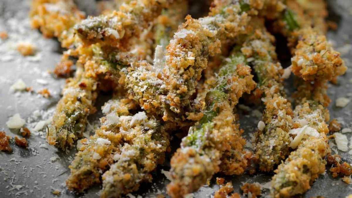 Baked crusted asparagus, you can't help but finish them all are delicious - RicettaSprint.it