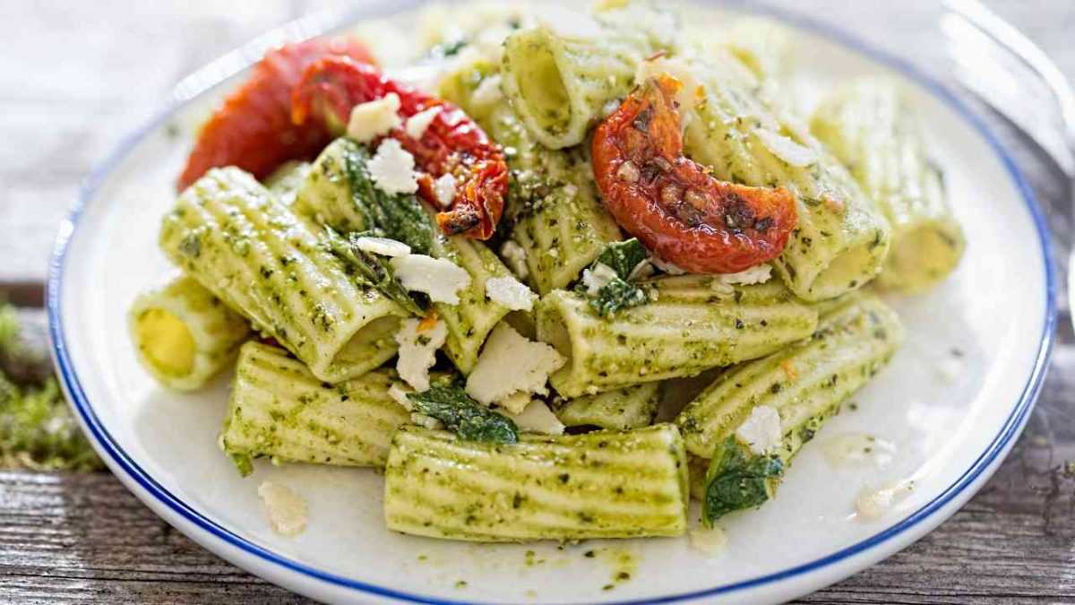Macaroni with pesto and dried tomatoes a new recipe to diversify a classic dish