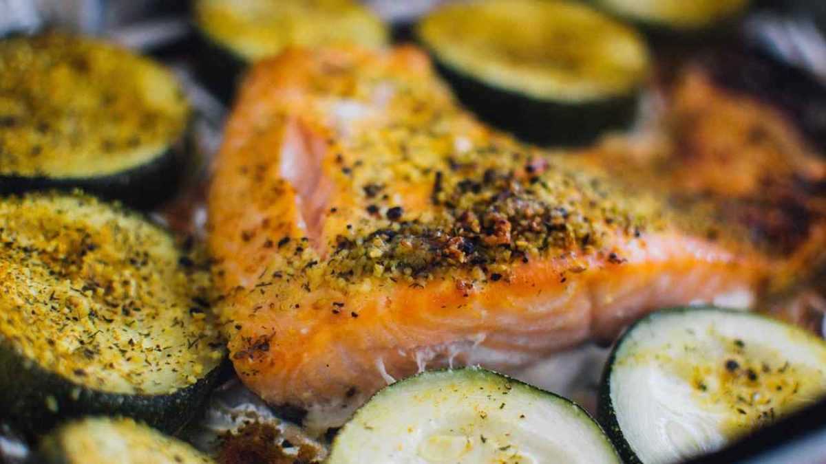 Baked salmon with peppercorns and pistachios