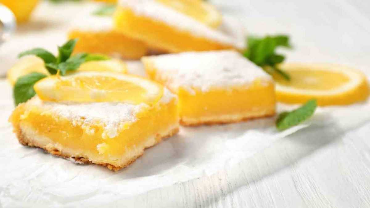 Shortcrust pastry squares with lemon frangipane cream, delicacy and delicacy at every bite - RicettaSprint.it