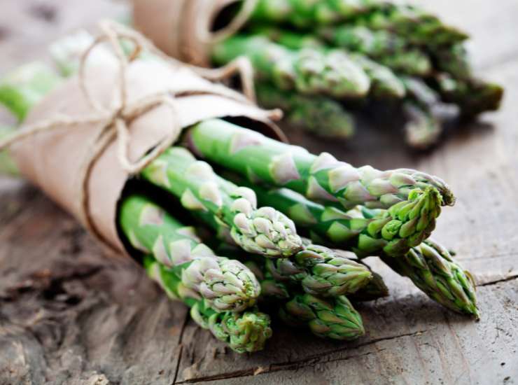 Asparagus au gratin: light and tasty, they are the perfect side dish!  Photo by Recipe Sprint