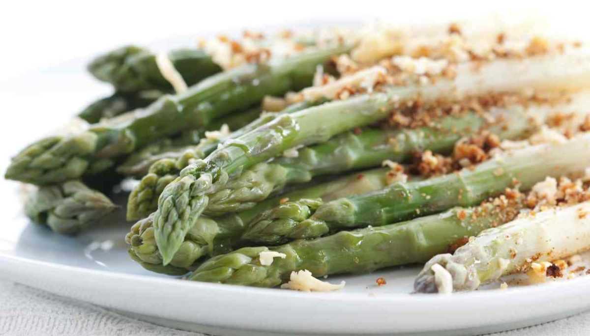 Asparagus au gratin: light and tasty, they are the perfect side dish!
