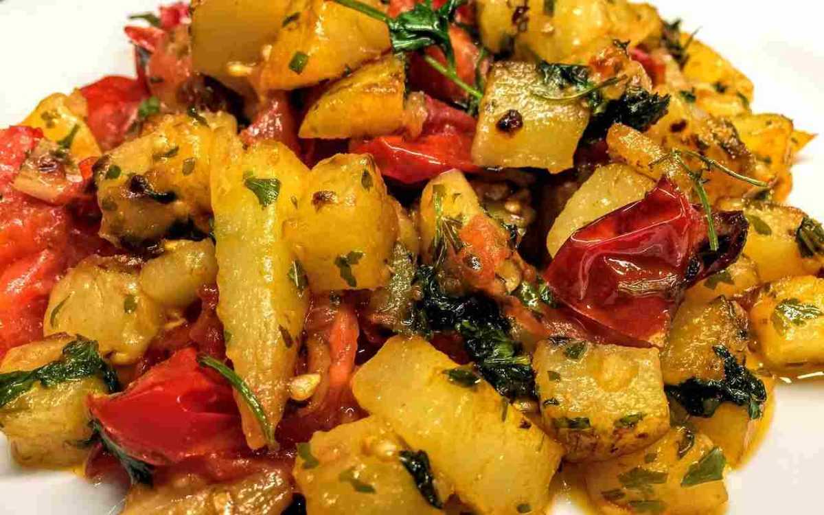 Braised potatoes and tomatoes