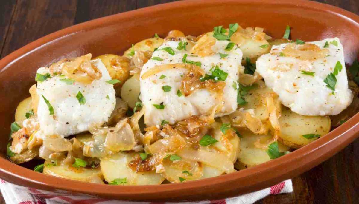 Cod with potatoes and onions: this Portuguese dish is very popular on the web.  Try it now!