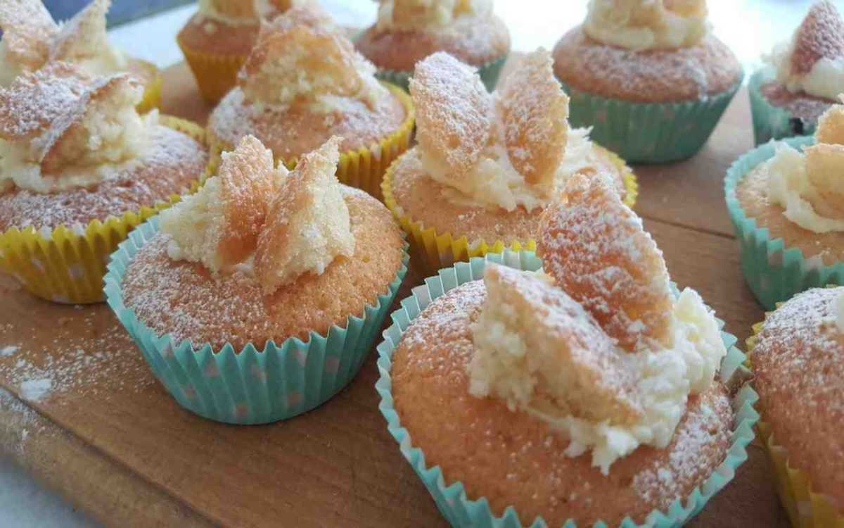 Milk and whipped cream cupcakes