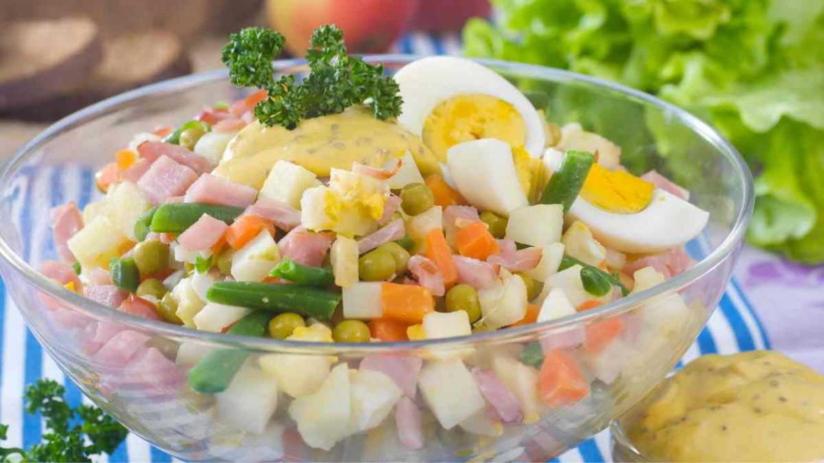 Mixed salad with fresh, delicate and complete boiled eggs, provola for dinner!