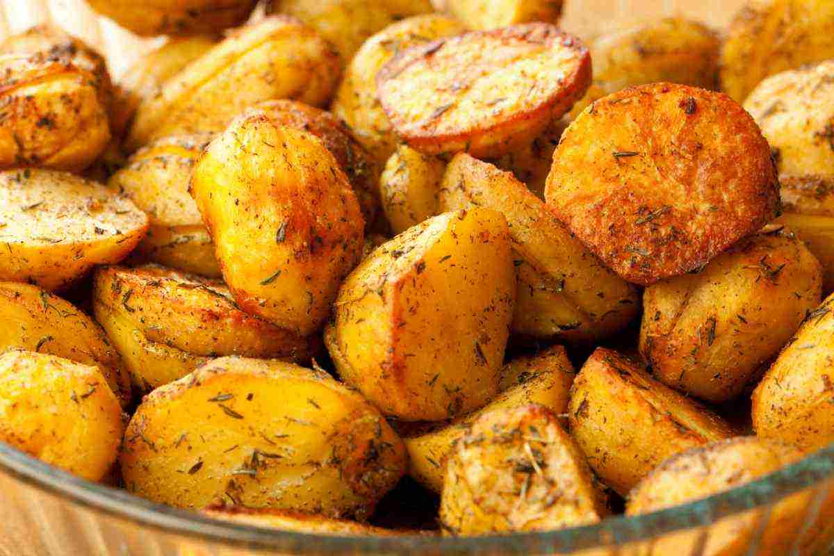 New potatoes with parmesan, crunchy and delicious, ideal for Sunday lunch - RicettaSprint.it