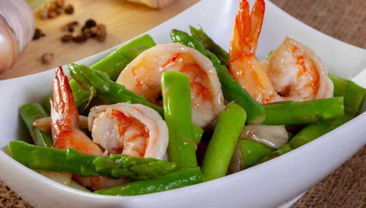 Pan-fried asparagus and prawns: a simply irresistible concentrate of health!