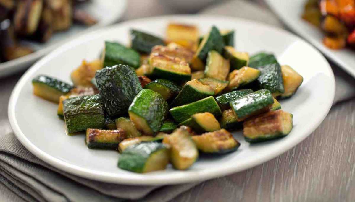 Pan-fried zucchini pieces: lighter than that, it's impossible to make them!