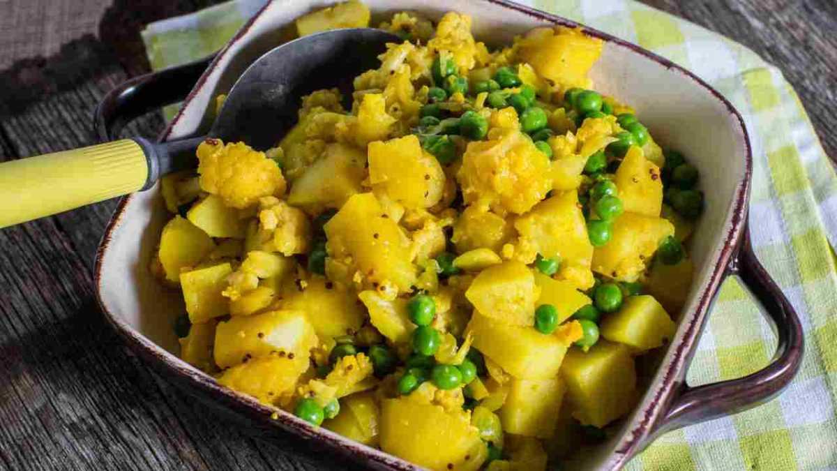 Potatoes and peas add simple ingredients and lunch will be tasty, healthy and tasty