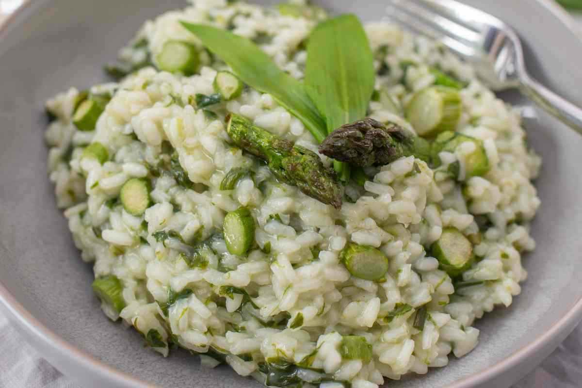 Risotto with asparagus, the tasty and elegant dish perfect for a spring lunch - RicettaSprint.it