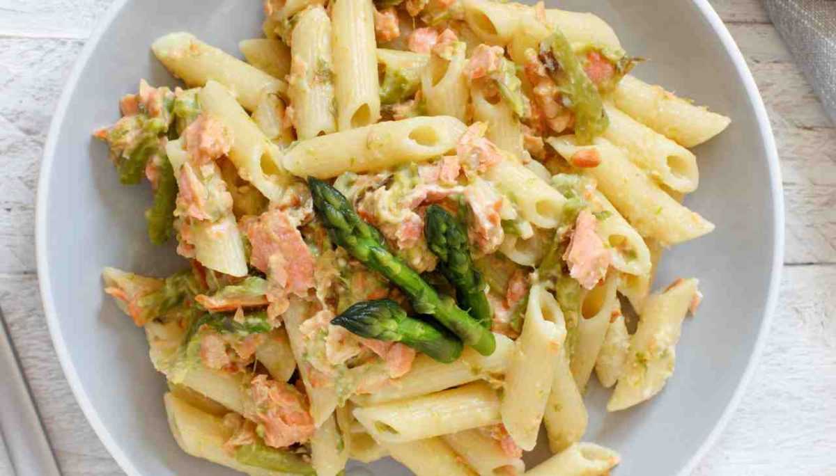 Salmon and asparagus pasta: a few simple steps, and it's immediately on the table!