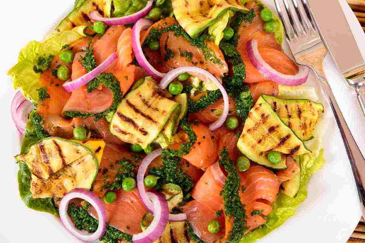Smoked salmon salad, delicious and tasty, perfect for a quick lunch - RicettaSprint.it