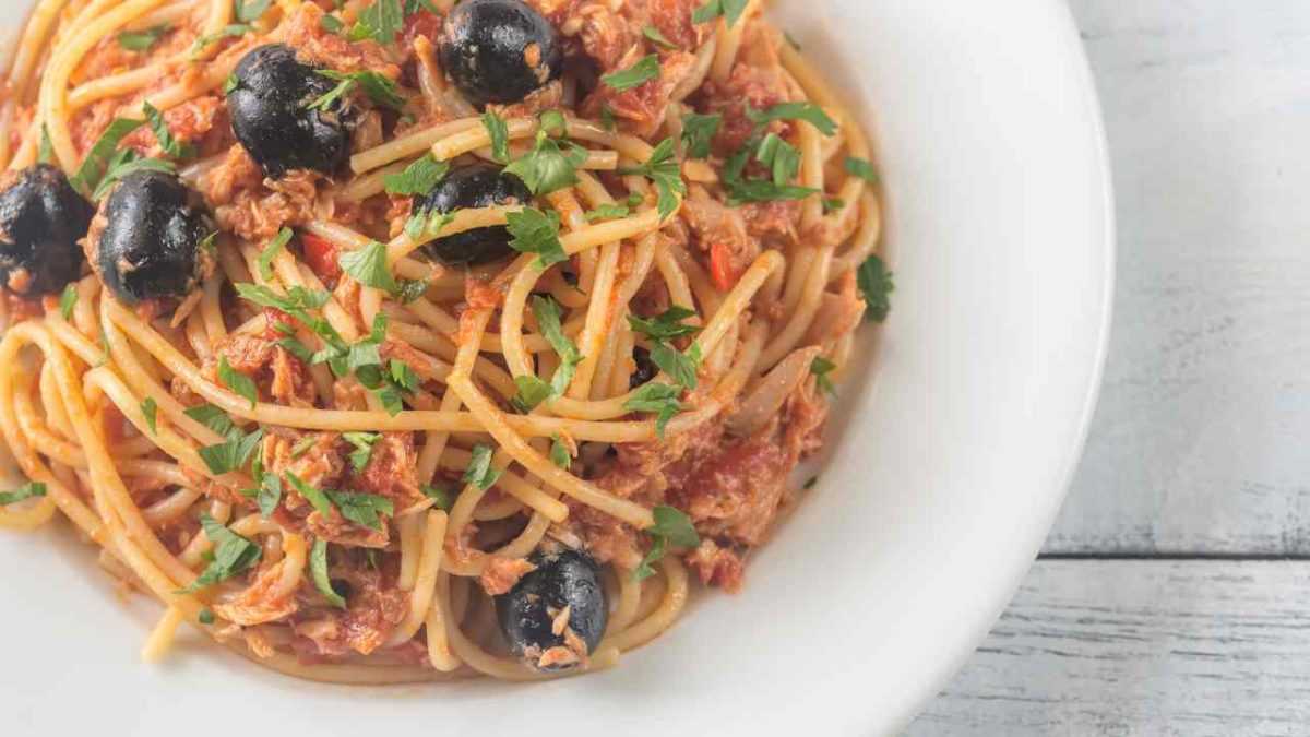 Spaghetti tuna tomato and black olives, also add the capers.  Spaccano - RecipeSprint.it