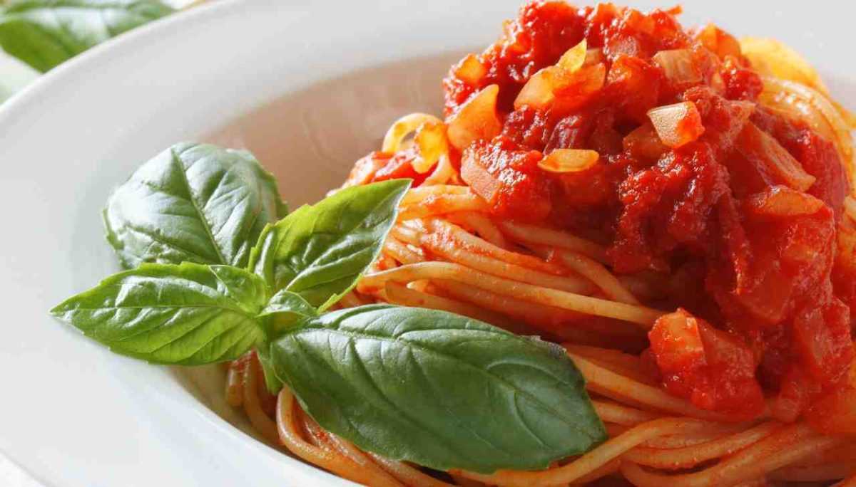 Spaghetti with tomato sauce, grandma's recipe: 10 minutes and they're on the table right away!