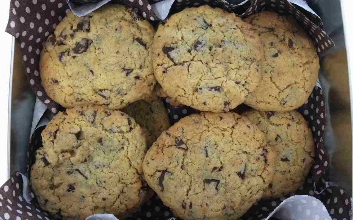 Vegetable biscuits with lemon and chocolate chips