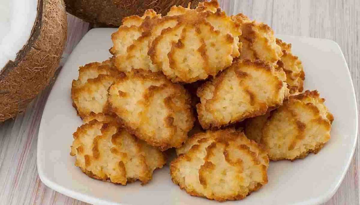 Very soft coconut biscuits: simple and quick, they are the best way to recycle egg whites