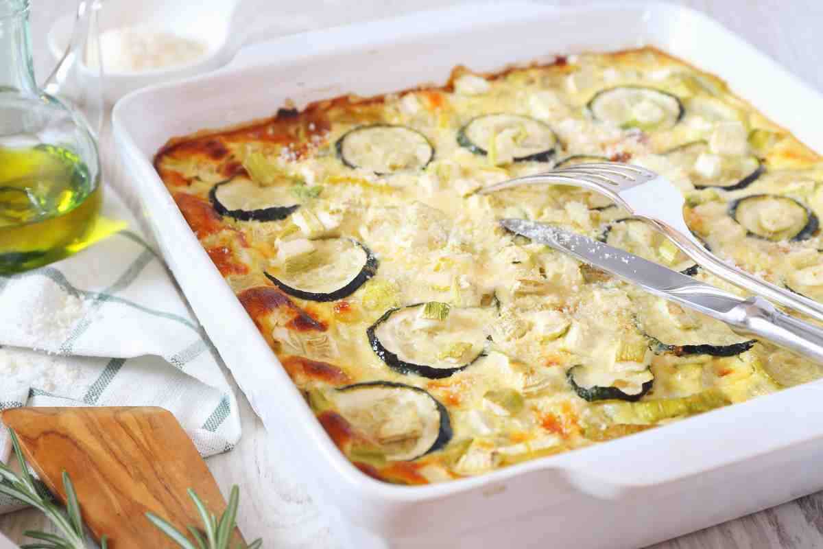 Courgette gratin, béchamel sauce and baked ham, fill up on goodness with a very easy recipe - RicettaSprint.it