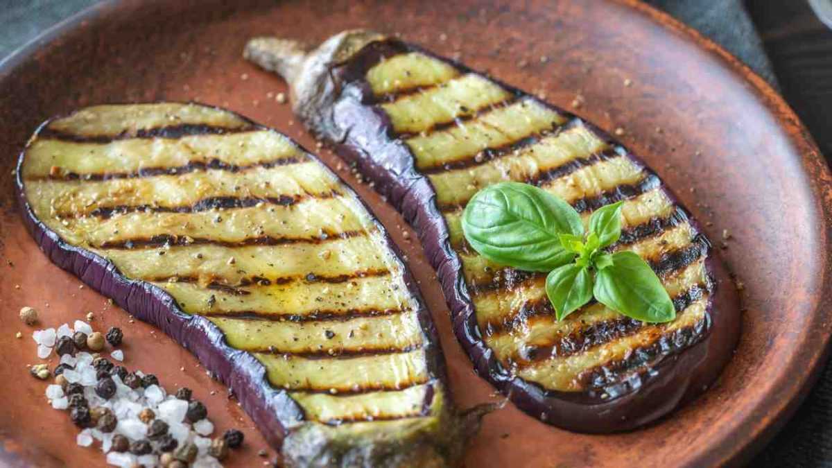 Grilled aubergines in the oven, they don't dirty anything and they are delicious - RicettaSprint.it