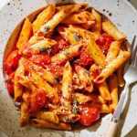 Pasta all'arrabbiata, with fresh cherry tomatoes: more heady, succulent and appetizing