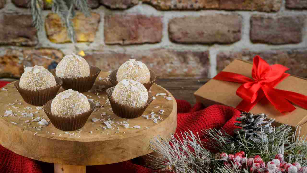 Are you running out of ideas for Christmas gifts? Prepare coconut bon bons in just 10 minutes, put in a box and give away