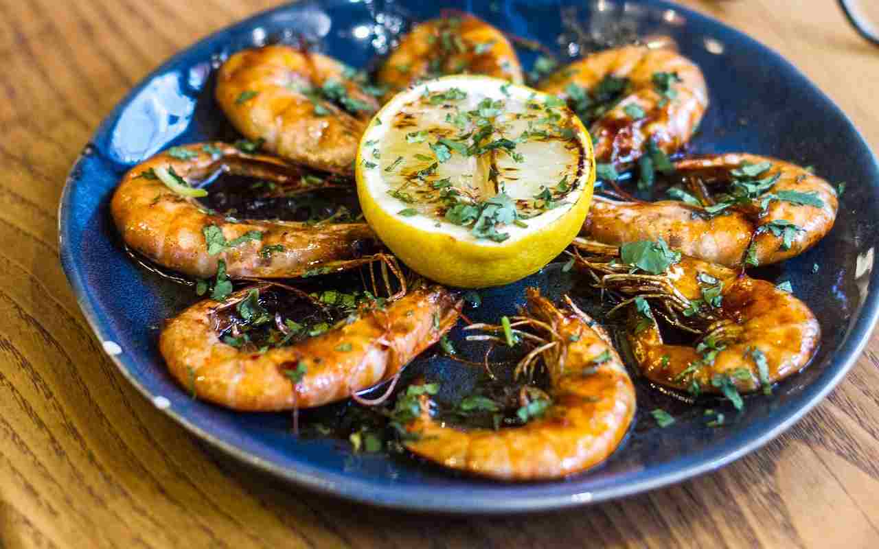 You will need a pan and a few ingredients to make these delicious prawns, 5 minutes and they are ready recipesprint.it