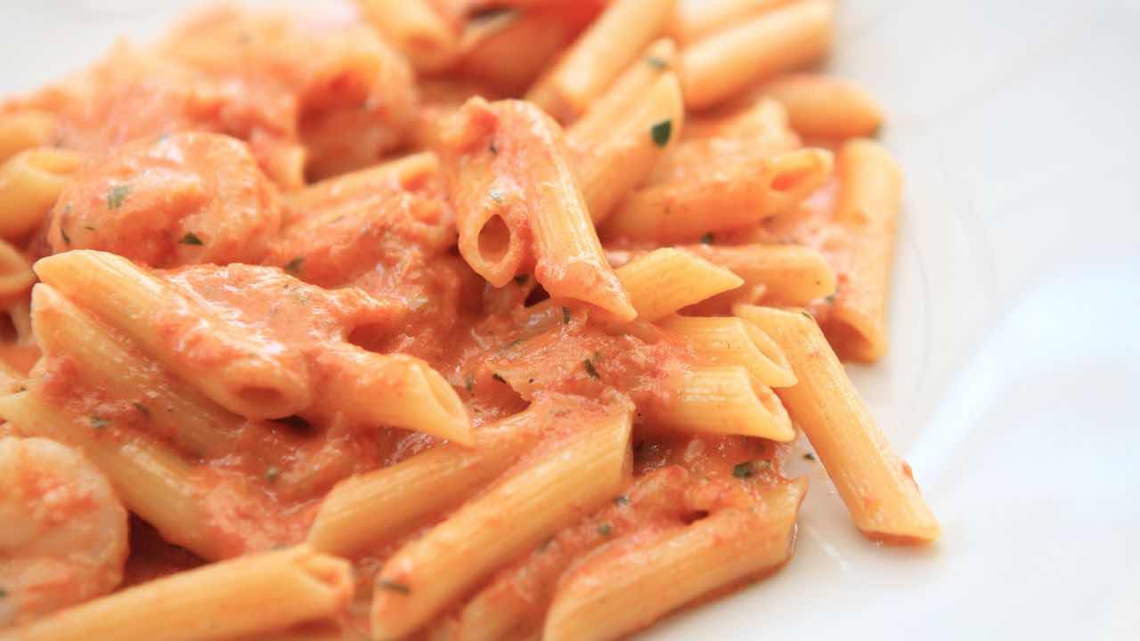 Penne al moustache, if you don't have it in your CV you're not strong in the kitchen: 10 minutes and you'll save your dinner with a couple of euros - RicettaSprint.it