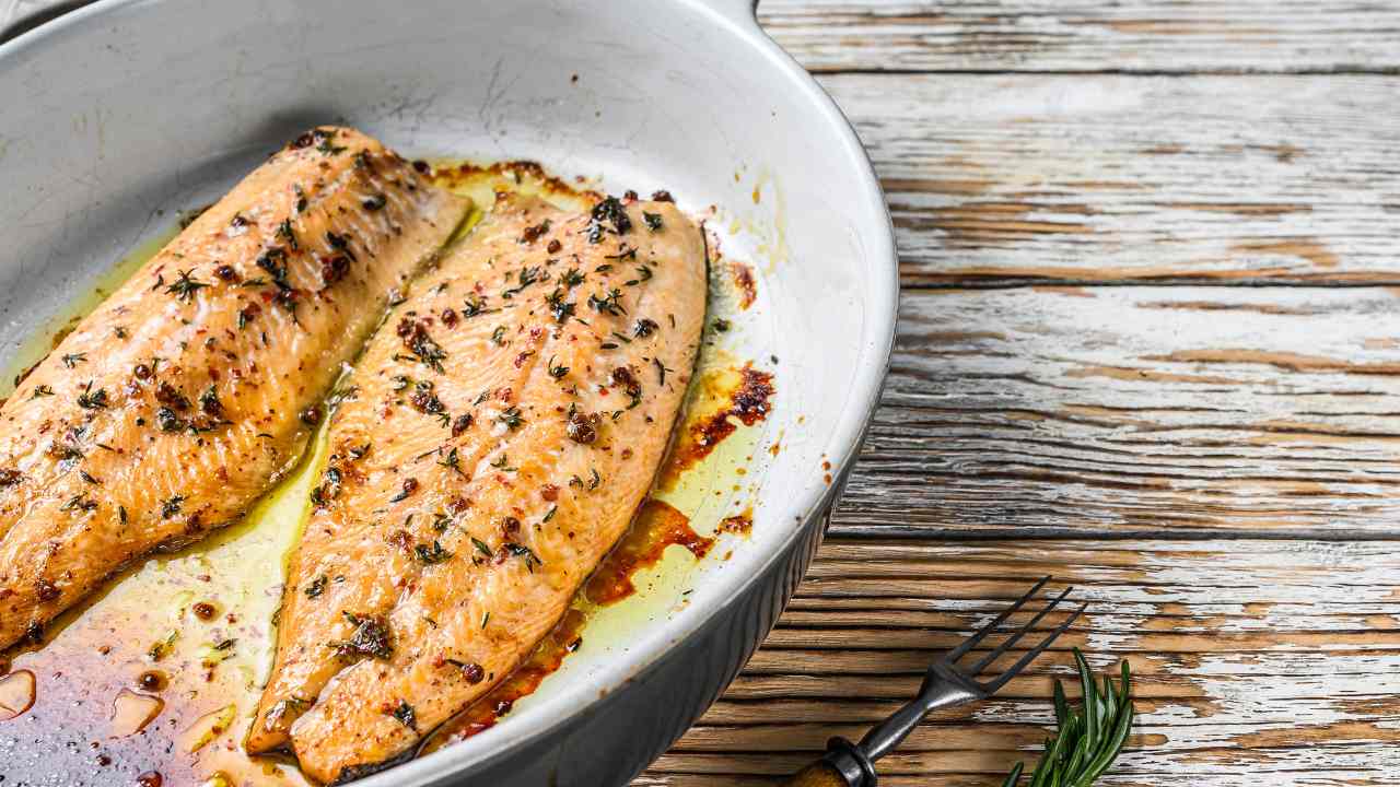 Salmon but not too much, today I'll put the salmon trout in the oven and prepare a super good and light second course - RicettaSprint.it