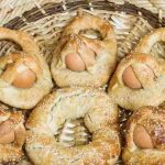 Sicilian cuddura with eggs for Easter, the traditional dessert that ..