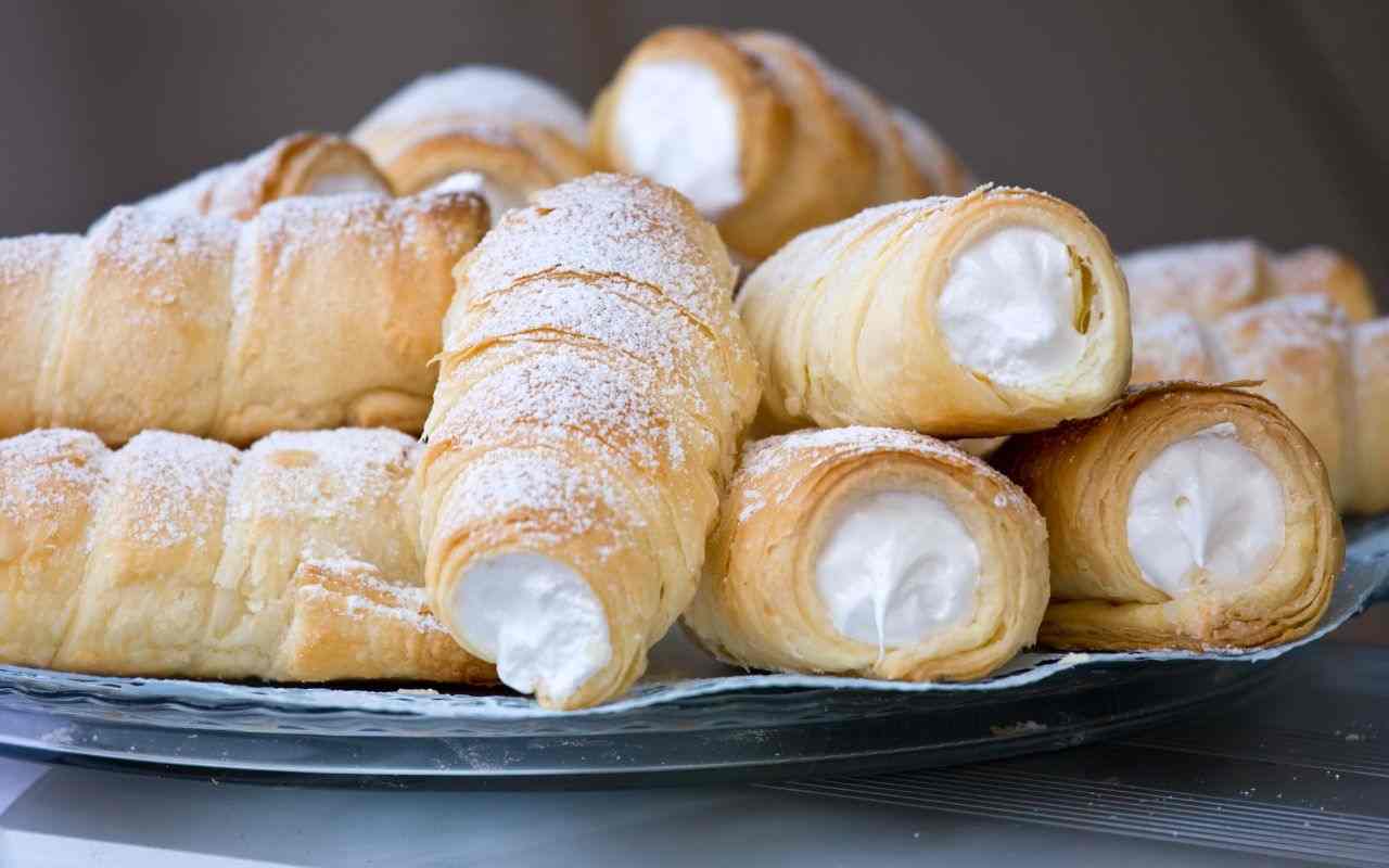 Who said you can't make a last-minute dessert?  With these white chocolate puff pastry rolls your guests will be amazed!